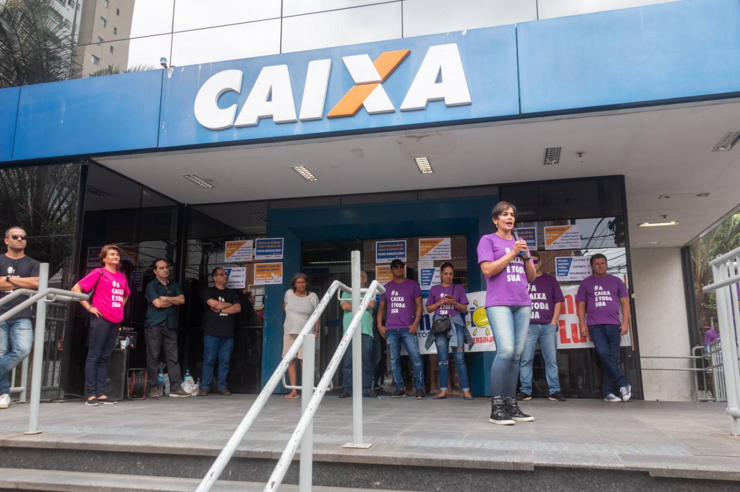 Caixa faz dois novos anúncios e escancara desrespeito aos empregados Caixa faz dois novos anúncios e escancara desrespeito aos empregados
