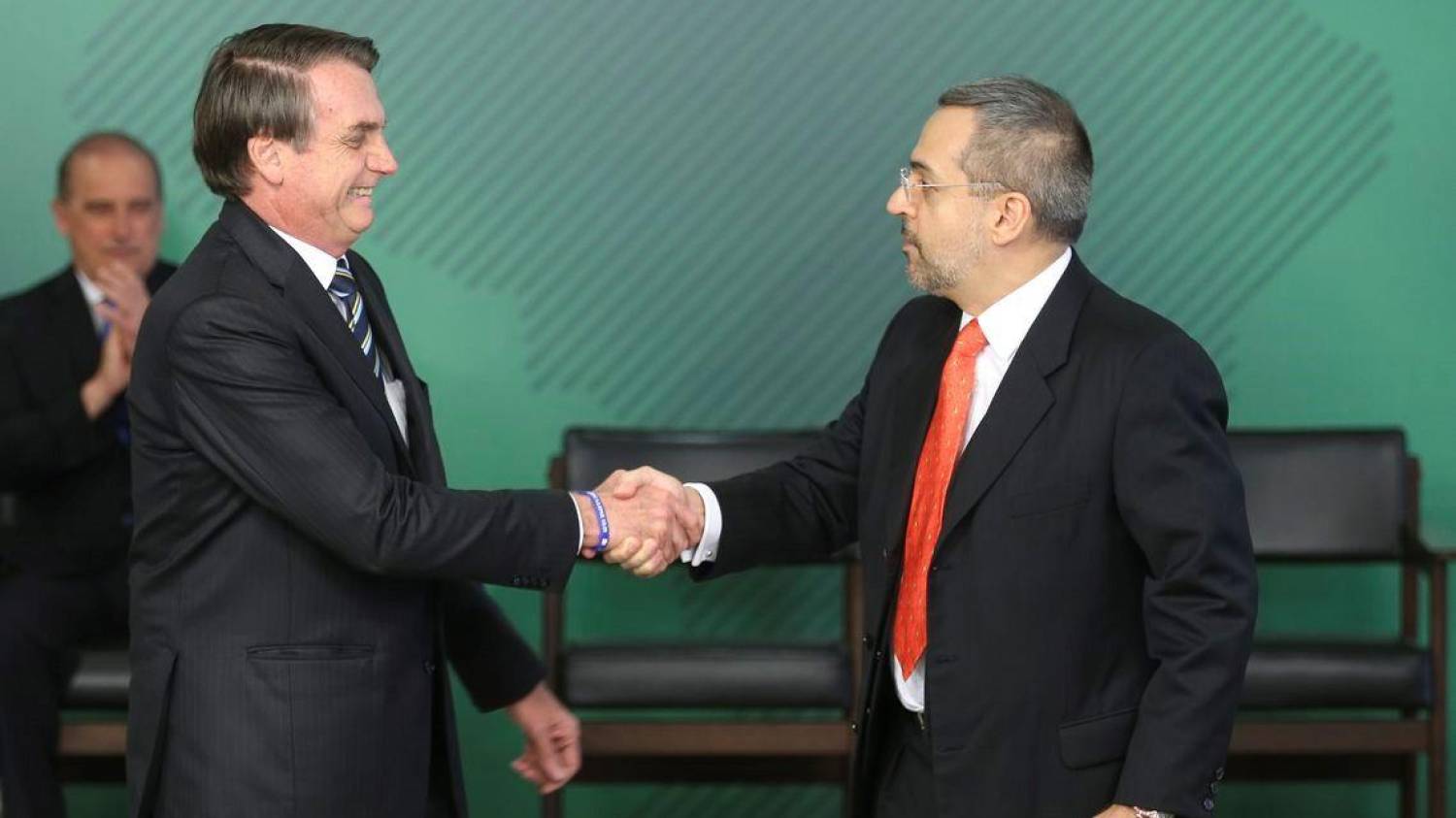 Deseducar para controlar – A ignorantização como projeto de poder Deseducar para controlar – A ignorantização como projeto de poder