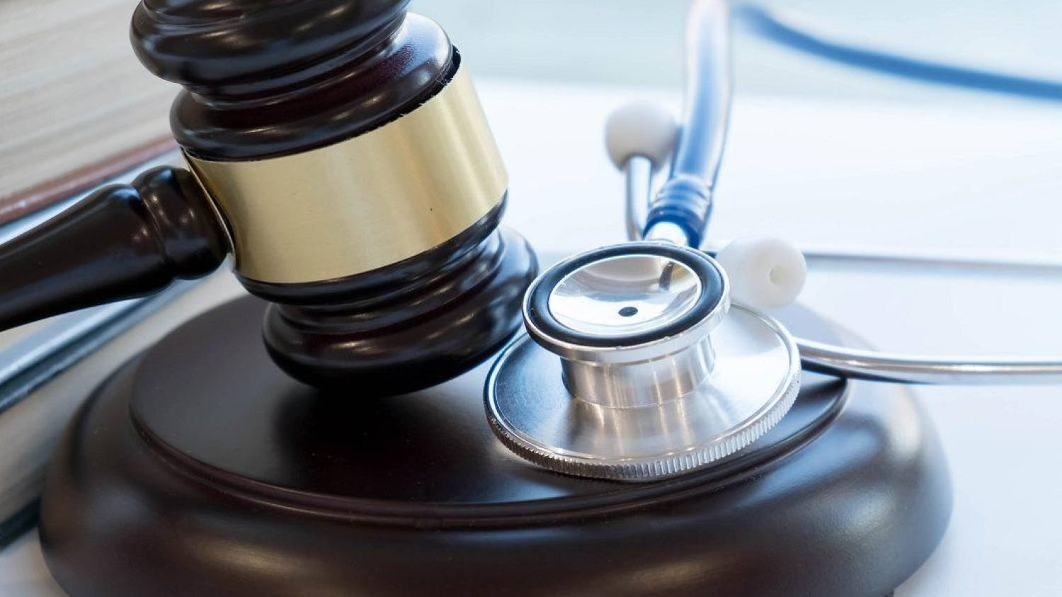 Plano de saúde deve arcar com troca de prótese de beneficiário, diz STJ Plano de saúde deve arcar com troca de prótese de beneficiário, diz STJ