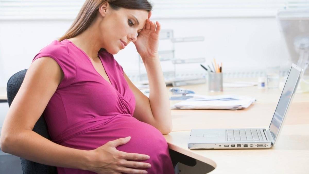 Mulheres relatam pressão no trabalho após gravidez