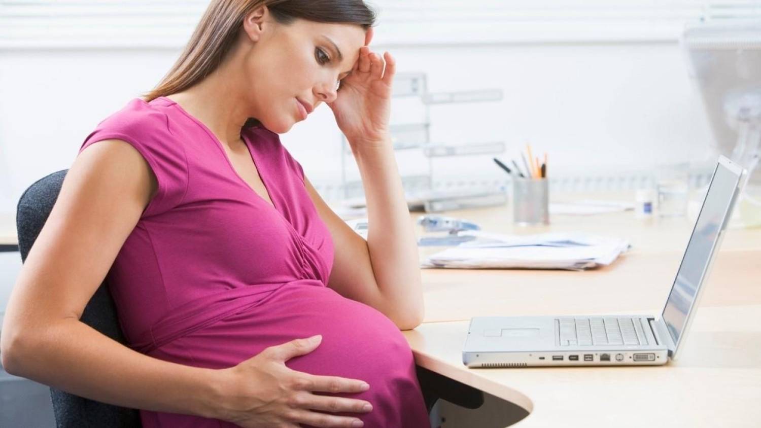 Mulheres relatam pressão no trabalho após gravidez