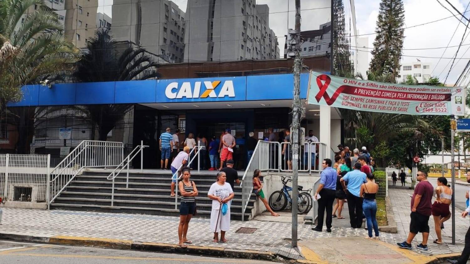 COVID-19: Agências da Caixa ficarão fechadas e só atenderão serviços essenciais COVID-19: Agências da Caixa ficarão fechadas e só atenderão serviços essenciais