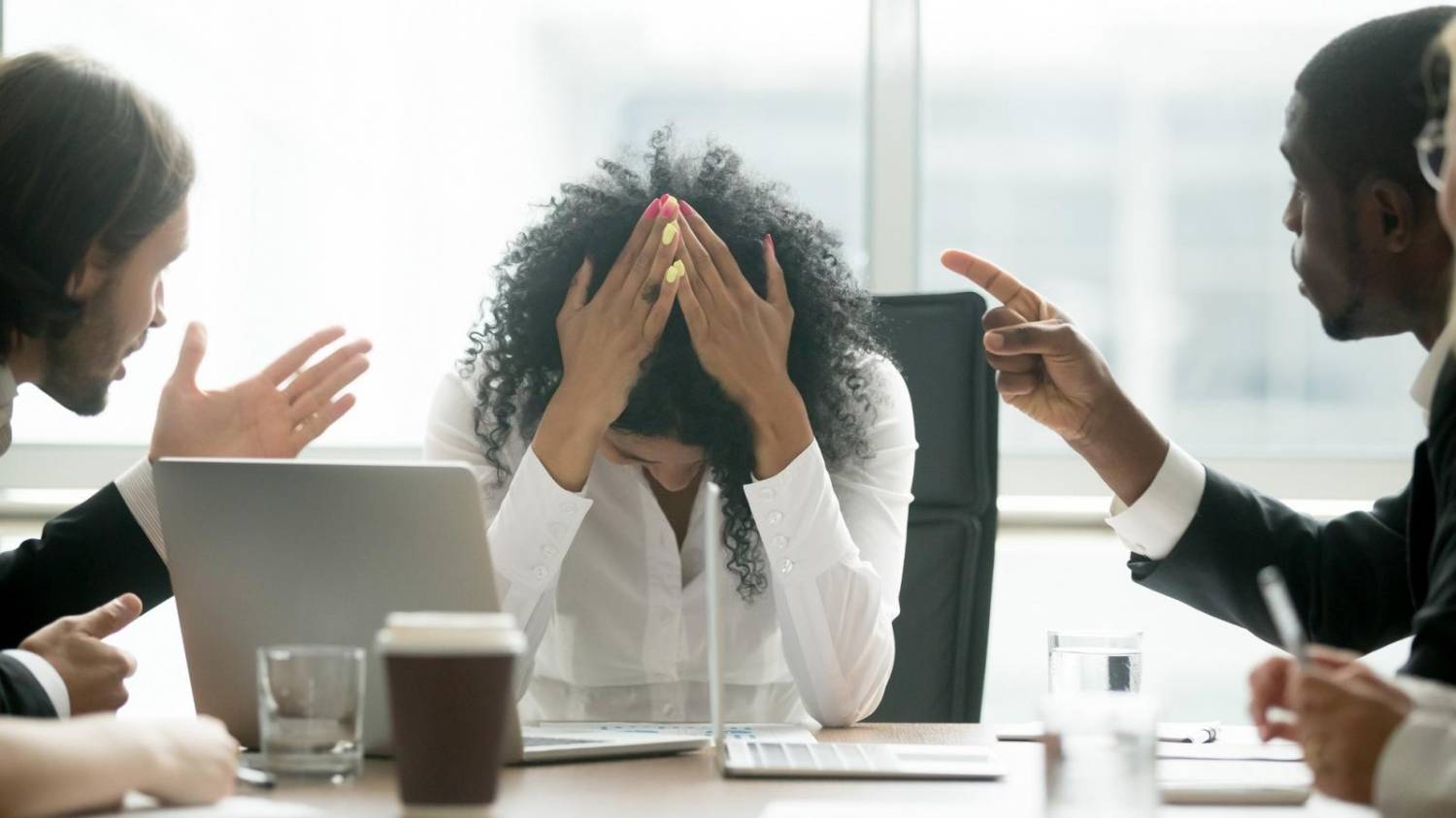 Mais de 43% das mulheres sofrem assédio moral nas empresas