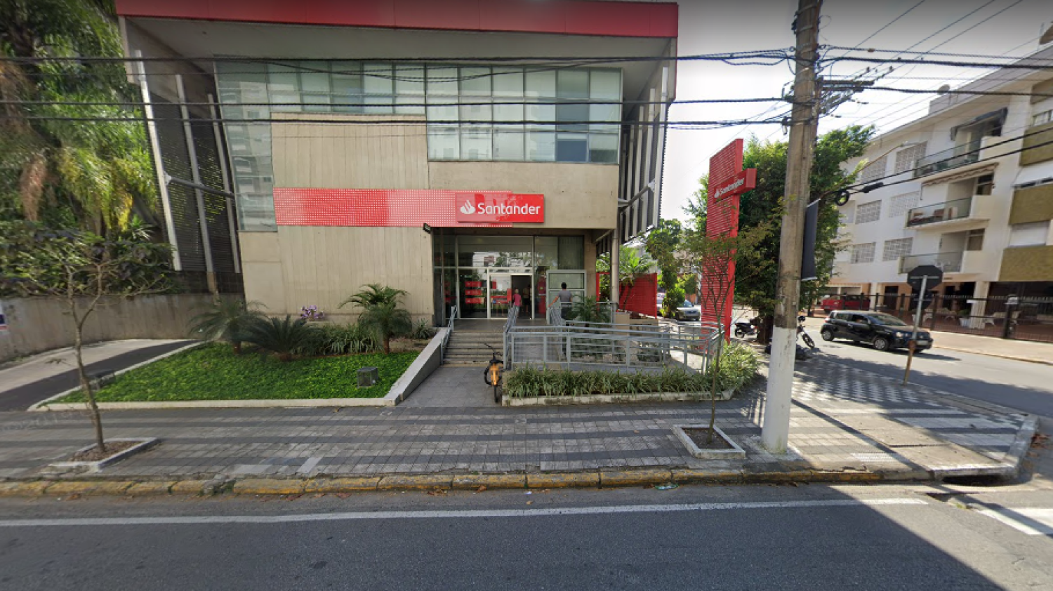 Santander Guarujá coloca bancários em risco de morte