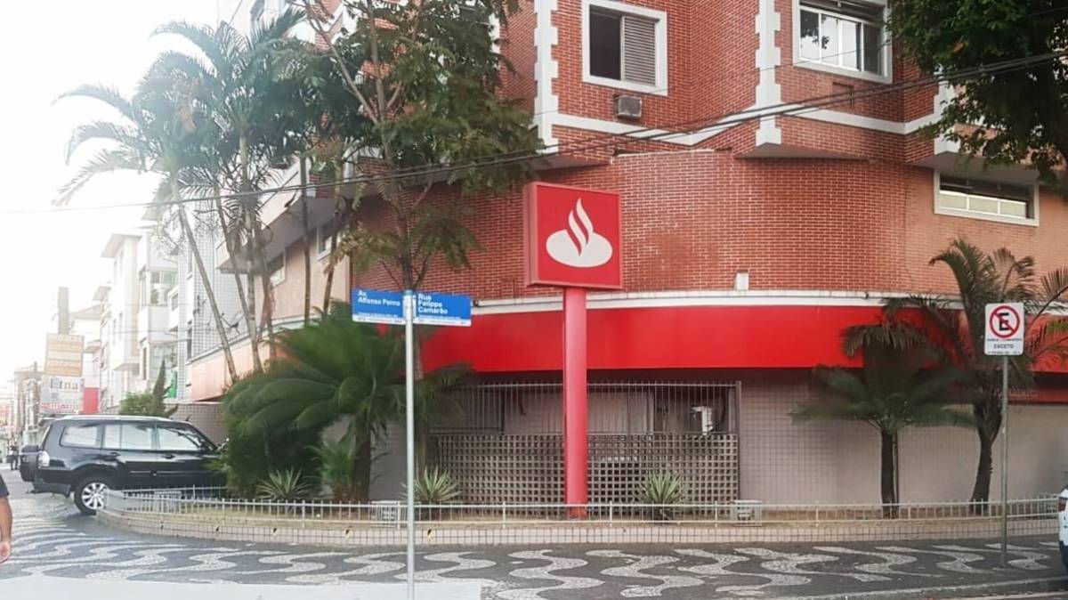 Novo caso de Covid-19 faz Santander ter outra agência fechada em Santos