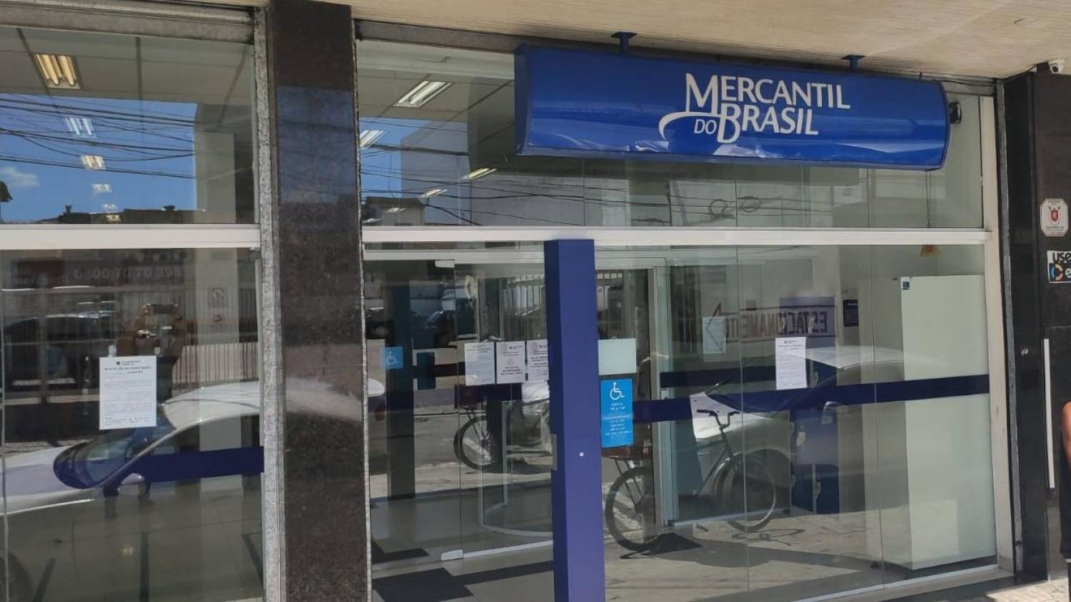 Mercantil arrisca saúde das pessoas com aglomerações em agências Mercantil arrisca saúde das pessoas com aglomerações em agências