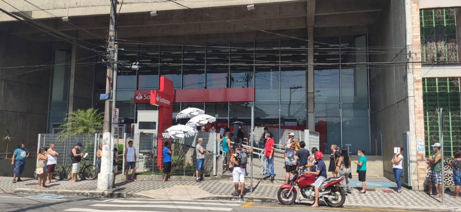 Santander vai submeter funcionário a teste e possível volta ao trabalho Santander vai submeter funcionário a teste e possível volta ao trabalho