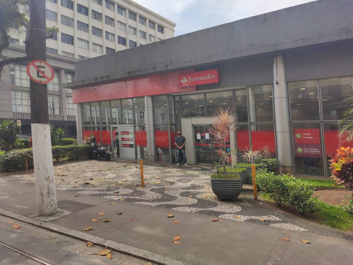 Santos tem foco de Covid-19 entre funcionários do banco Santander Santos tem foco de Covid-19 entre funcionários do banco Santander