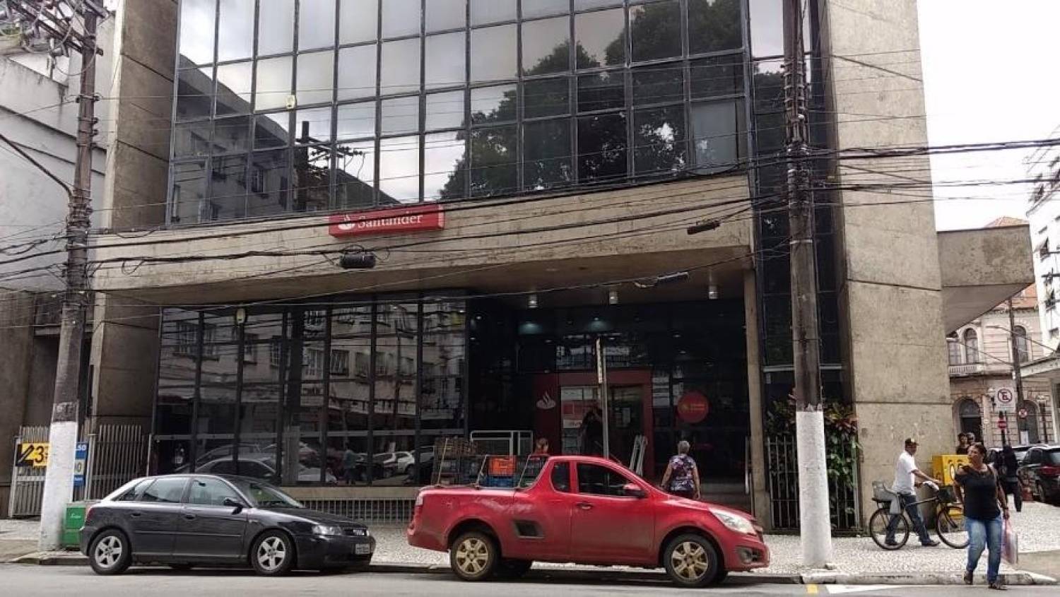 Santander: dezenas de bancários são infectados pela Covid-19, na região
