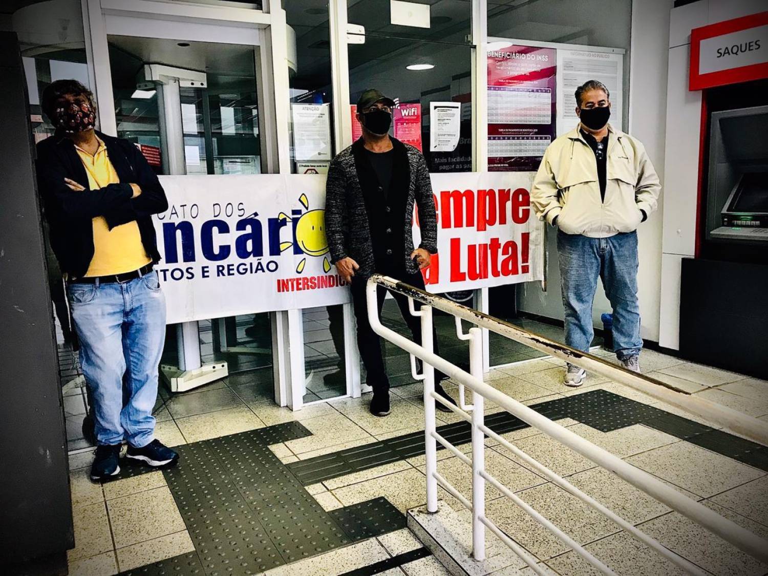 Bradesco retira vigilantes, portas e expõe bancários e clientes à violência Bradesco retira vigilantes, portas e expõe bancários e clientes à violência