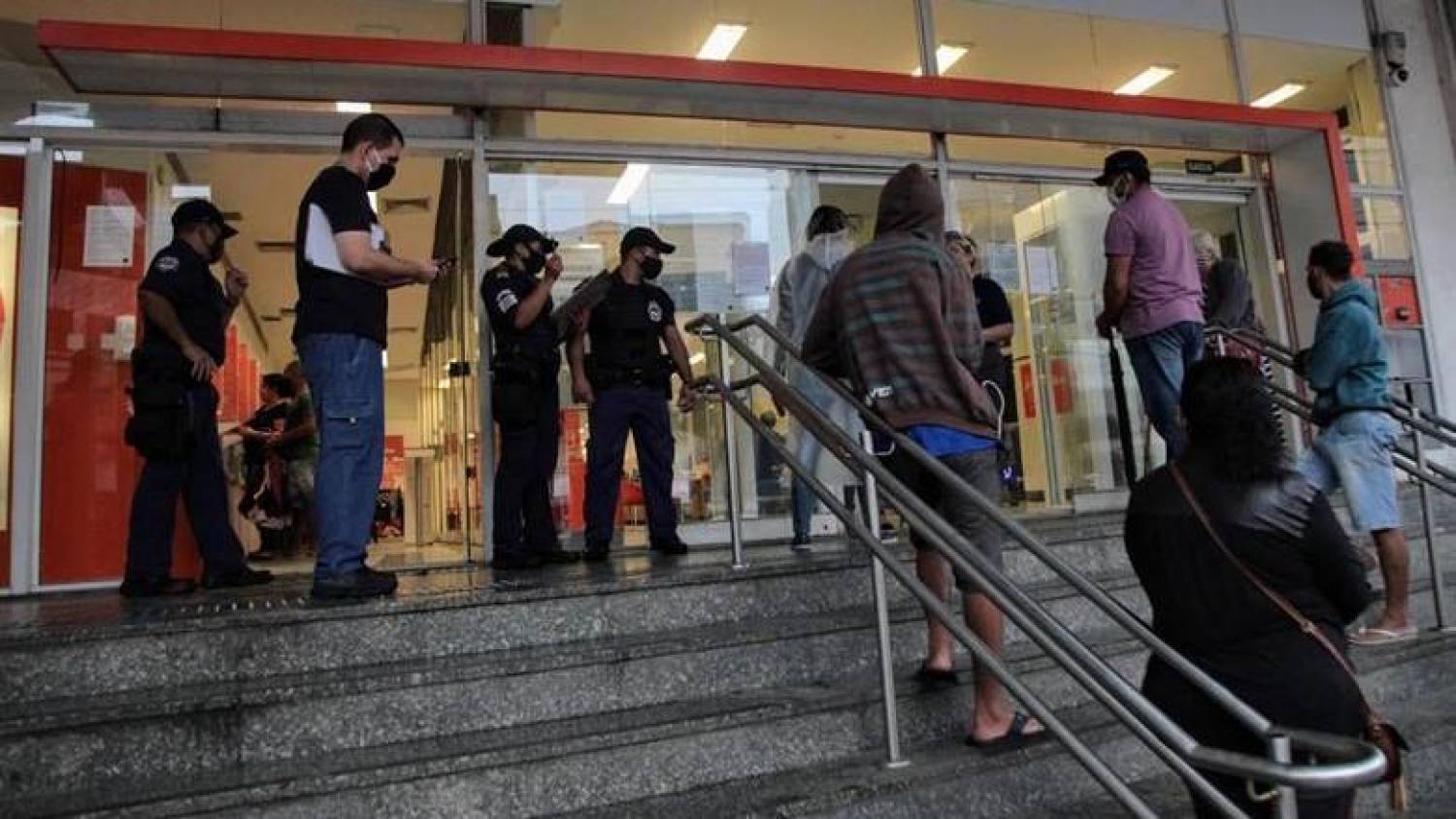 Fiscalização aponta irregularidades em bancos do Centro de Santos