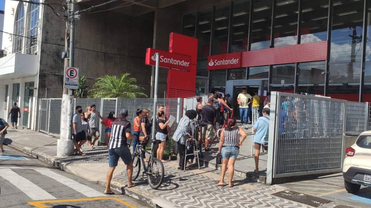 Santander aglomera clientes em São Vicente/SP