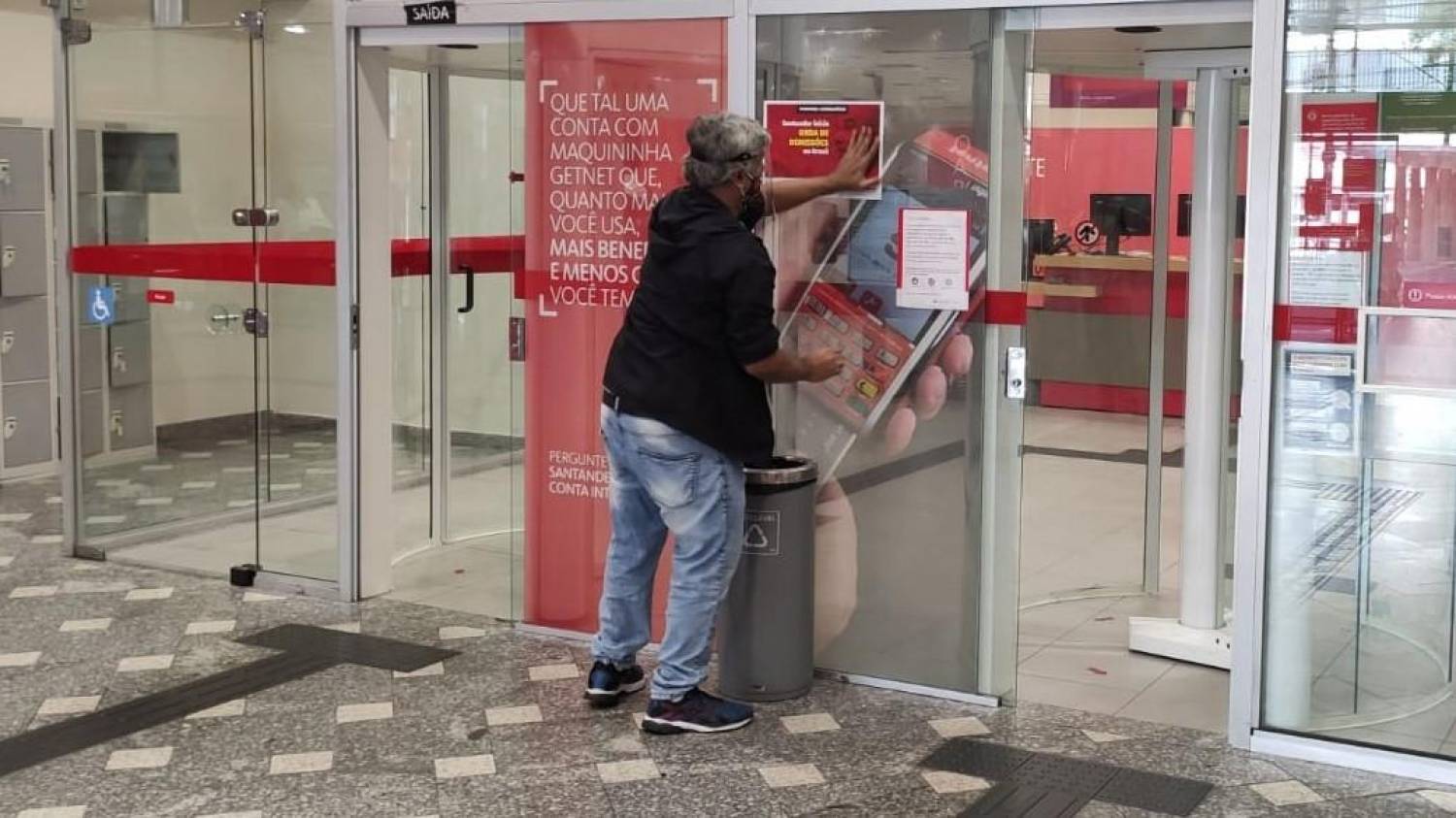 Santander demite após assumir compromisso público de manter empregos Santander demite após assumir compromisso público de manter empregos