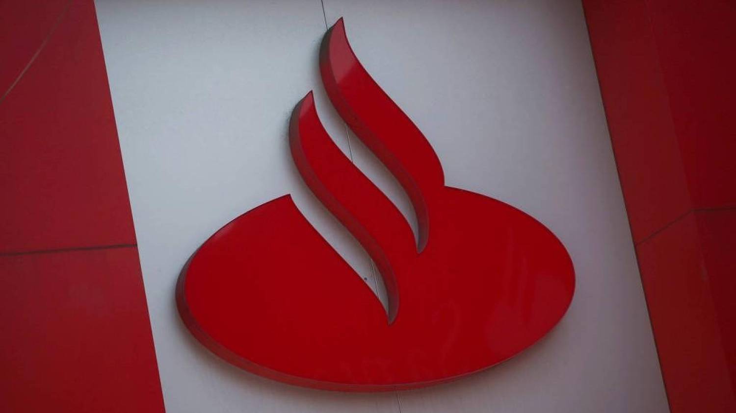 Santander planeja demitir 20% dos funcionários no Brasil durante a pandemia de Covid Santander planeja demitir 20% dos funcionários no Brasil durante a pandemia de Covid