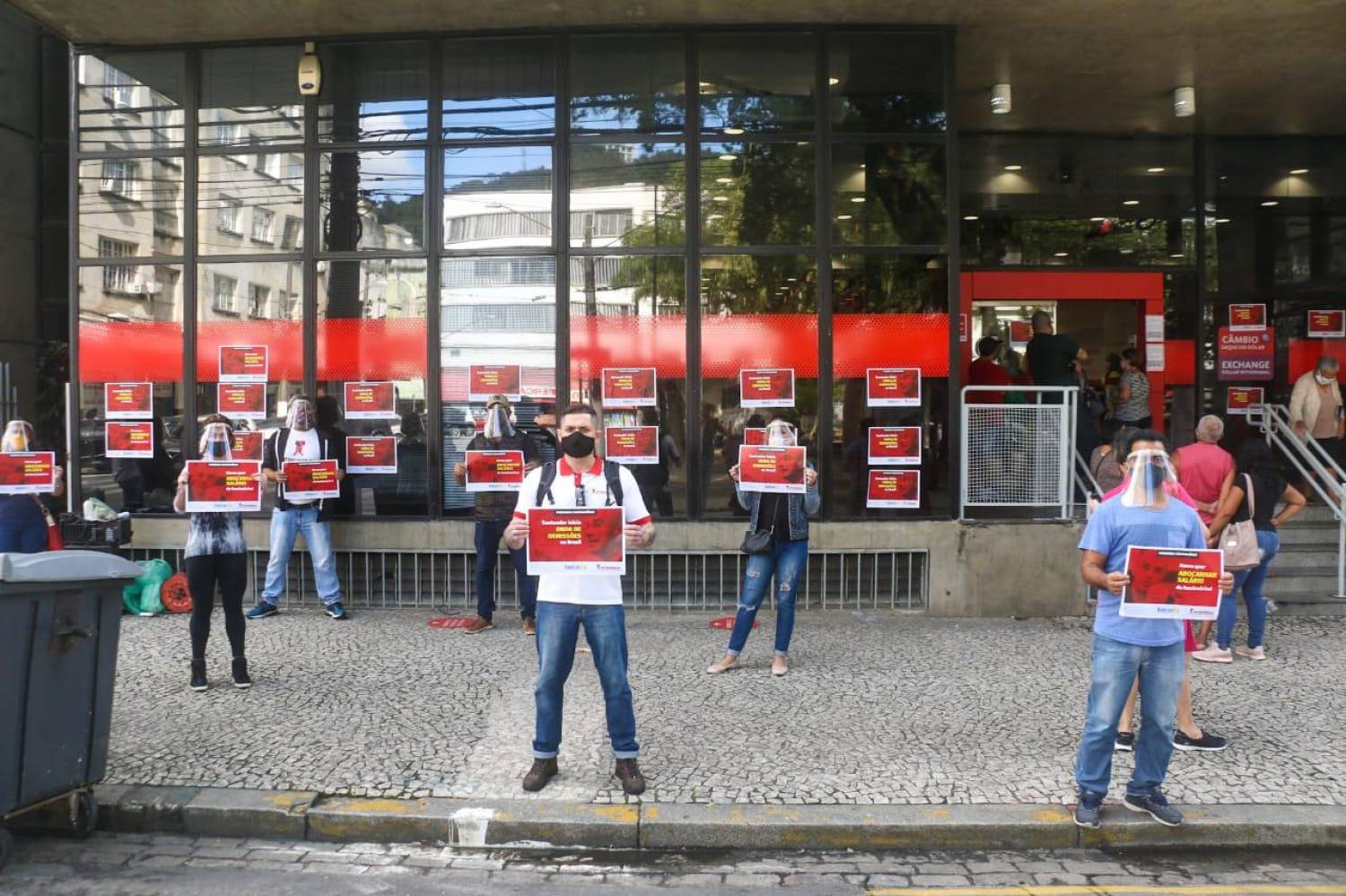 Sindicato protesta na porta do Santander em Santos/SP