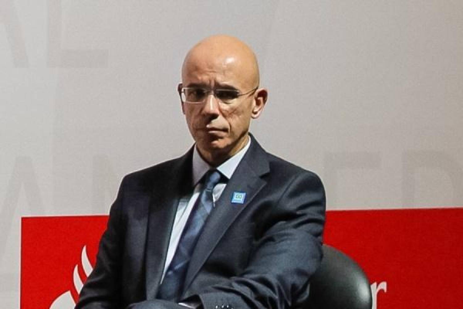 Bloomberg mostra ao mundo desrespeito do santander com os brasileiros Bloomberg mostra ao mundo desrespeito do santander com os brasileiros