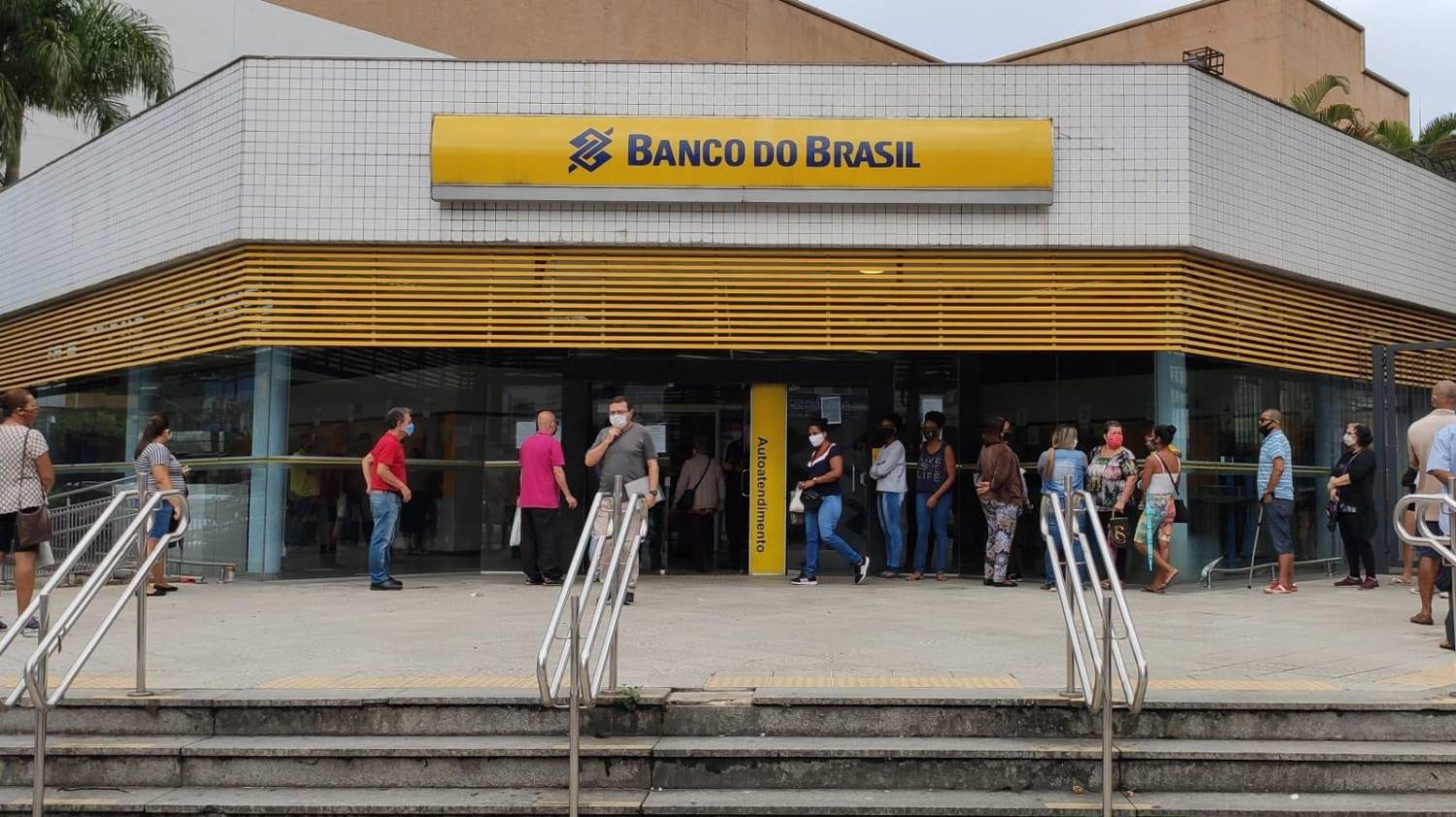 Funcionários entregam minuta de reivindicações para o Banco do Brasil Funcionários entregam minuta de reivindicações para o Banco do Brasil