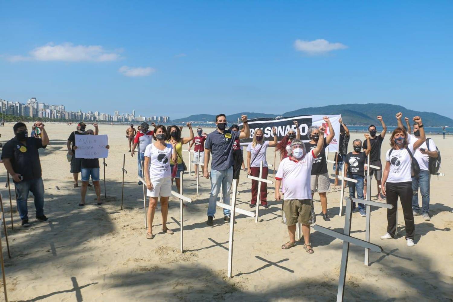 Intersindical protestou em Santos para lembrar 100 mil mortos no Brasil