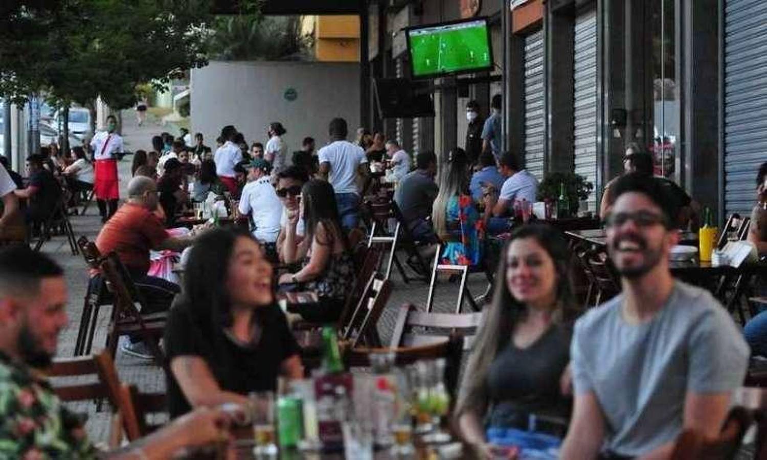 Bares e restaurantes são pontos críticos para infecção por COVID-19 Bares e restaurantes são pontos críticos para infecção por COVID-19