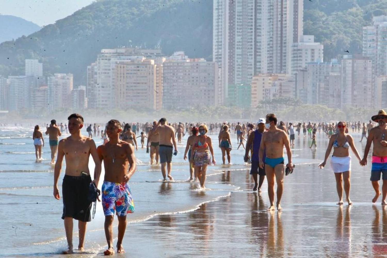 Com praias lotadas, casos de Covid-19 voltam a subir na Baixada Santista Com praias lotadas, casos de Covid-19 voltam a subir na Baixada Santista