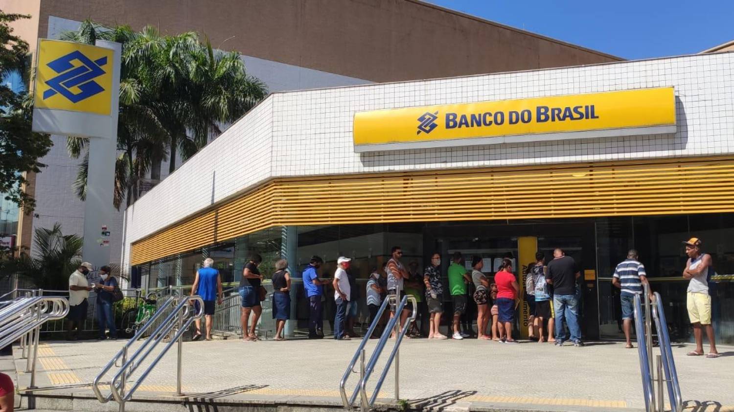 Com surto de covid em agências do Banco do Brasil, clientes sofrem para ser atendidos