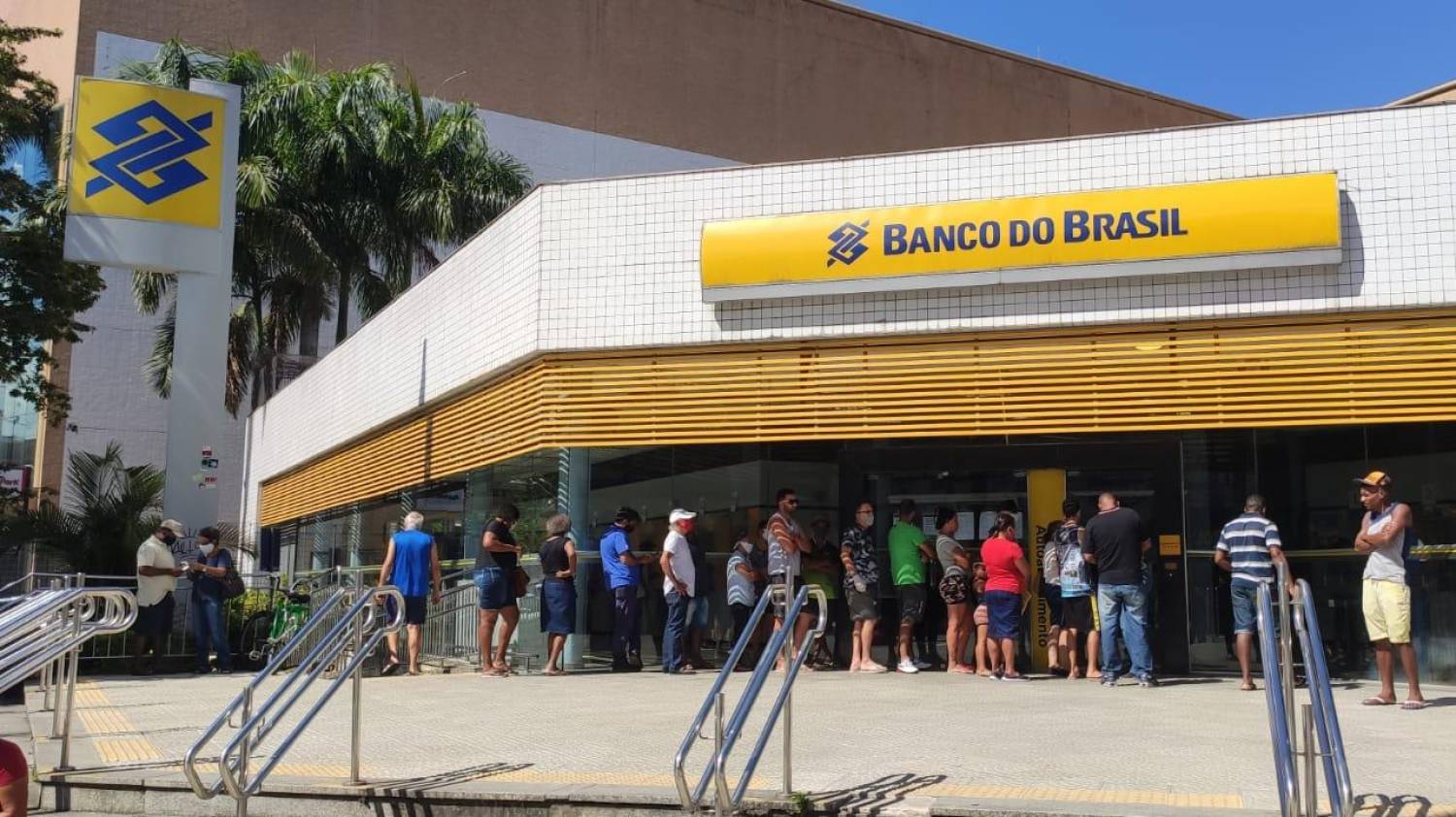 Com surto de covid em agências do Banco do Brasil, clientes sofrem para ser atendidos Com surto de covid em agências do Banco do Brasil, clientes sofrem para ser atendidos