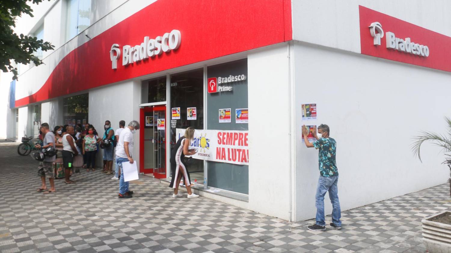 Bradesco demissões: bancários protestam na gerência regional do Guarujá