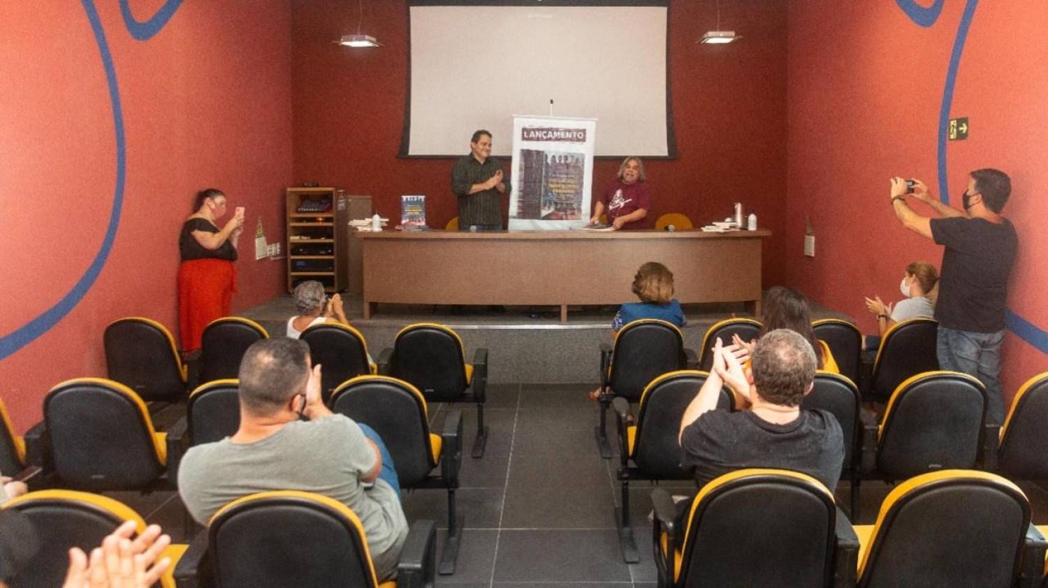 Livro revela trajetória revolucionária em defesa dos bancários de Santos Livro revela trajetória revolucionária em defesa dos bancários de Santos