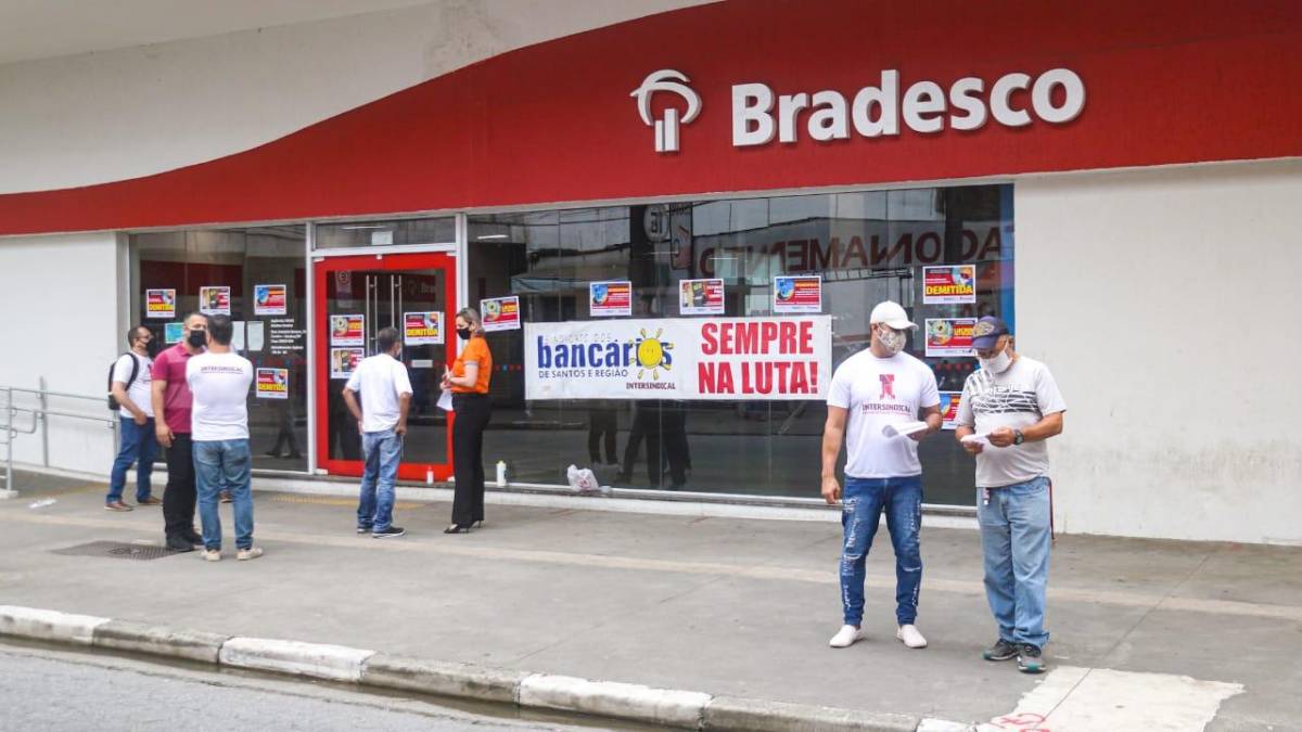 Sindicato faz protesto contra demissões no Bradesco, em Santos/SP