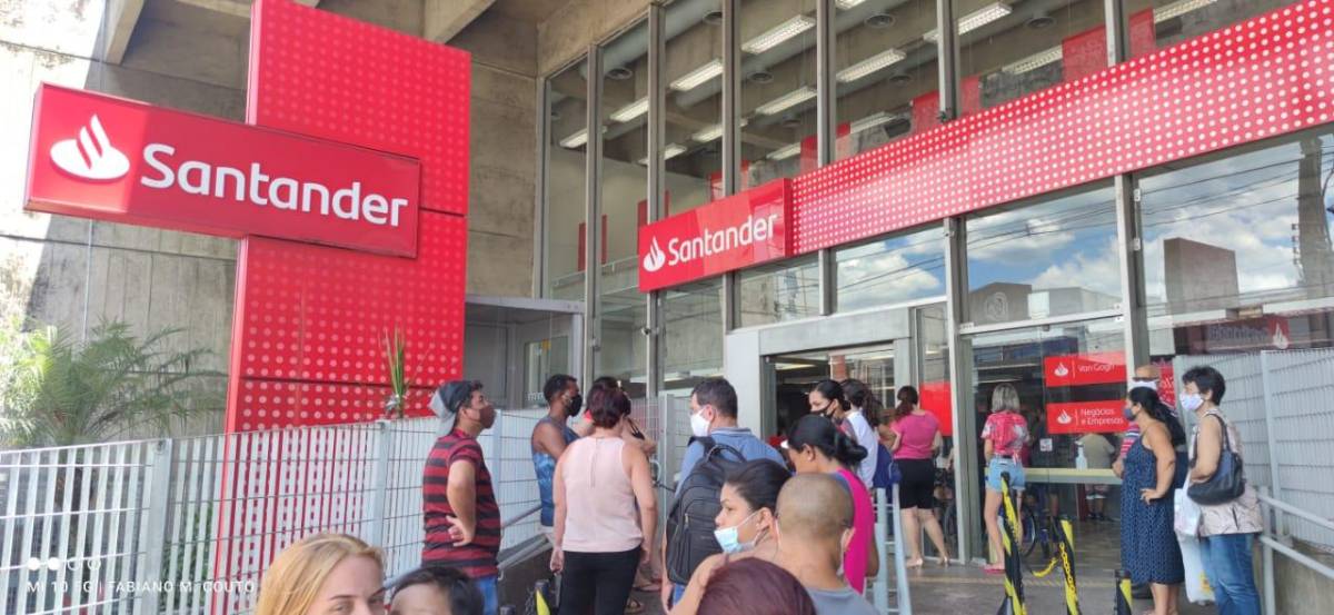 Santander faz funcionários passarem calor em São Vicente