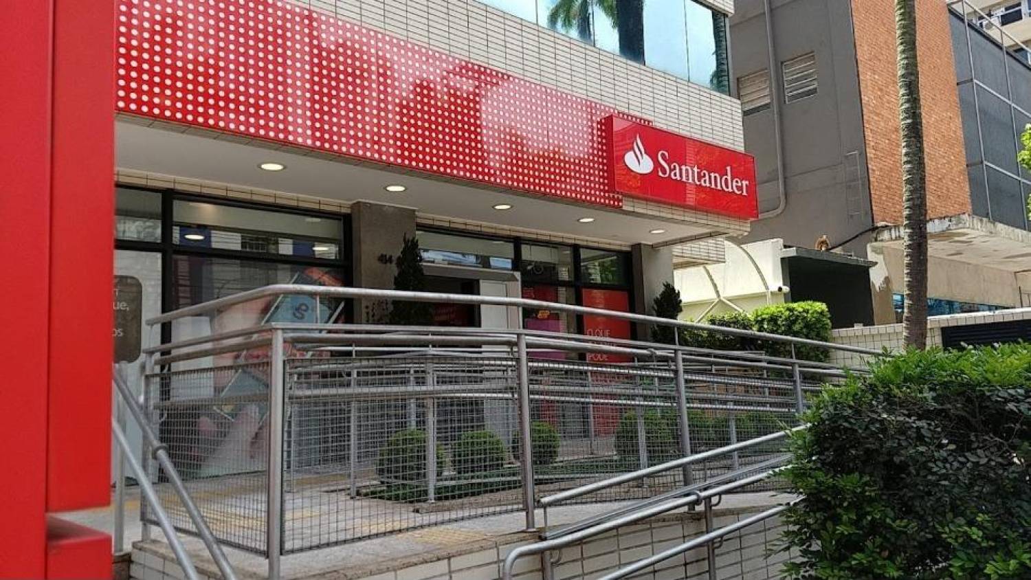 Agência do Santander fecha por falta de bancários em Santos/SP Agência do Santander fecha por falta de bancários em Santos/SP