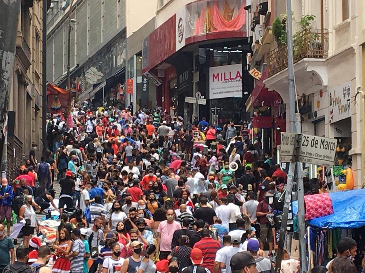 Brasil tem recorde de casos em 24h e chega a 7 milhões de infectados Brasil tem recorde de casos em 24h e chega a 7 milhões de infectados