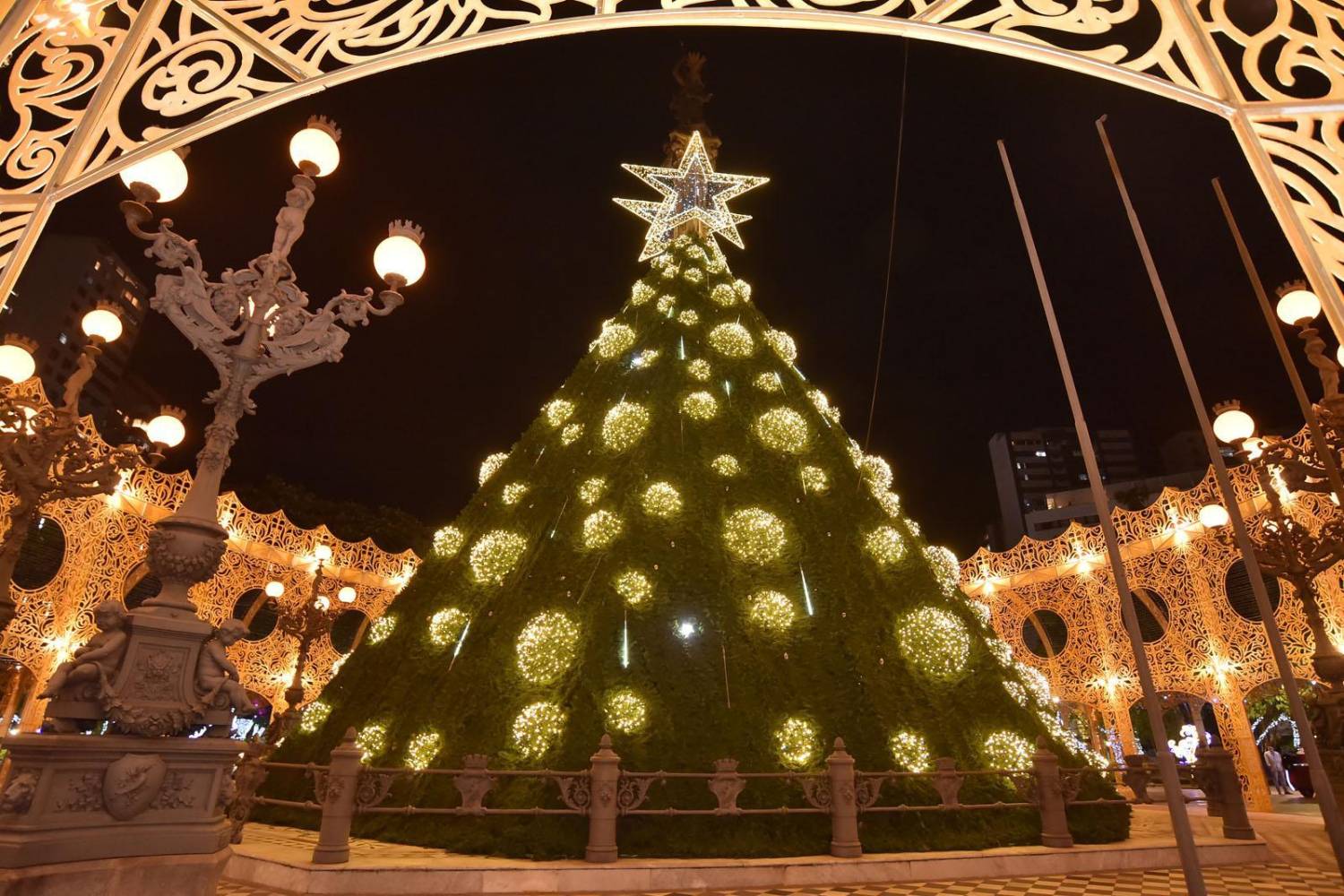 Santander não antecipa salário e funcionário fica sem recurso para festas Santander não antecipa salário e funcionário fica sem recurso para festas