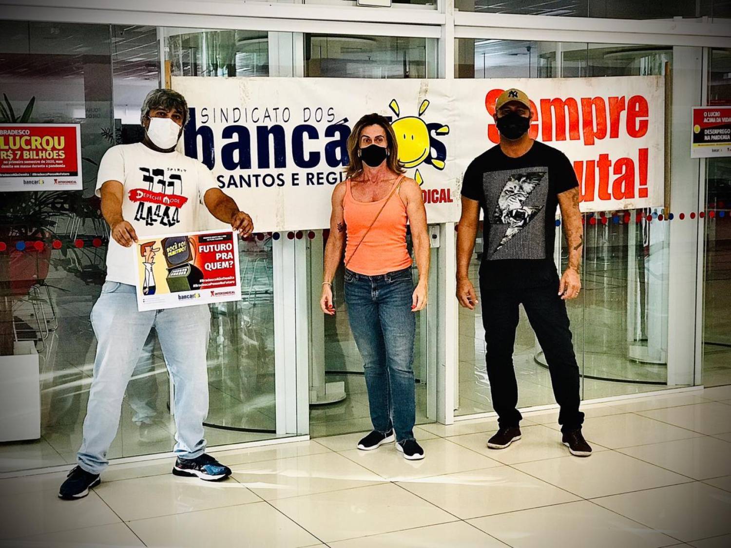 Bradesco fecha 1.083 agências e demite 7.754 pessoas funcionários Bradesco fecha 1.083 agências e demite 7.754 pessoas funcionários