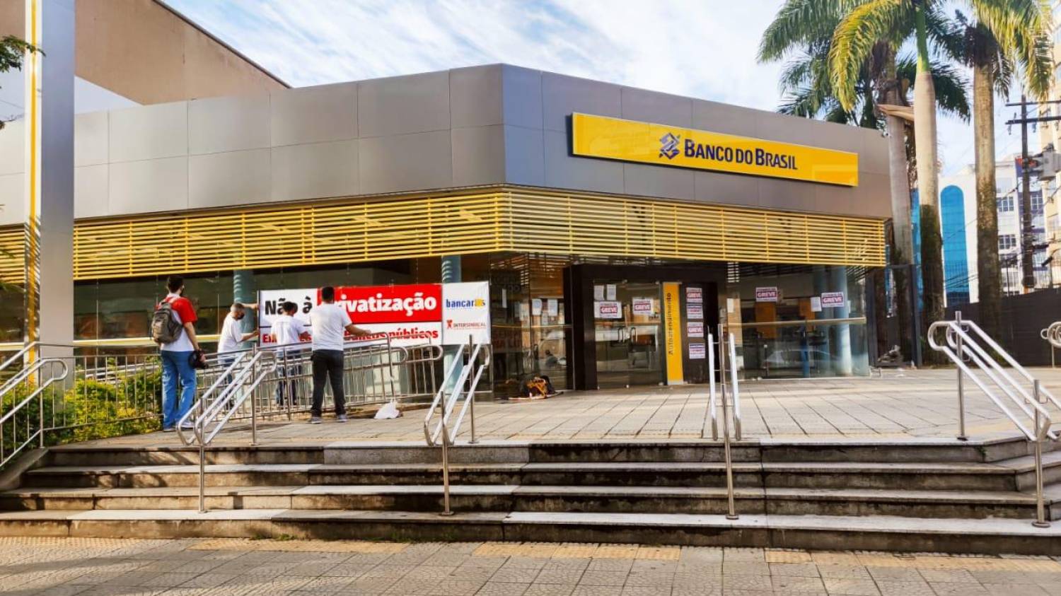 Liminar obtida pelo movimento sindical impede BB de extinguir função de caixa Liminar obtida pelo movimento sindical impede BB de extinguir função de caixa