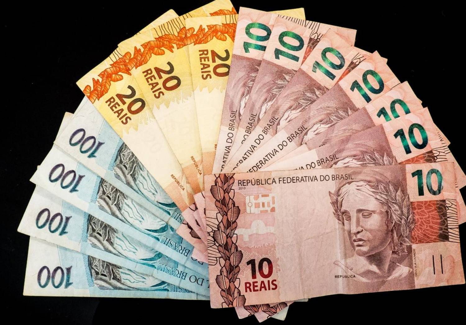 Medidas do governo para reduzir efeitos da crise colocam em risco o FGTS Medidas do governo para reduzir efeitos da crise colocam em risco o FGTS