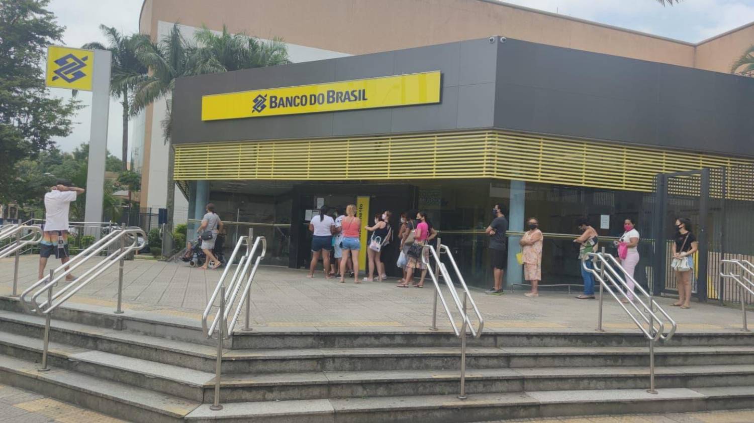 Bancários e Sindicato pressionam e BB precarizado instala refrigeração Bancários e Sindicato pressionam e BB precarizado instala refrigeração