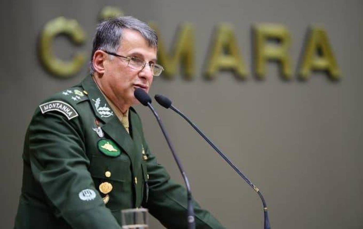 Comandantes das Forças Armadas se reúnem para decidir se ficam Comandantes das Forças Armadas se reúnem para decidir se ficam