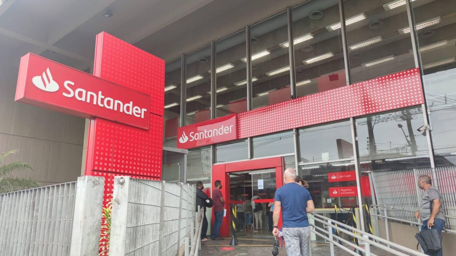 Vereador de São Vicente tenta causar aglomeração em agência do Santander