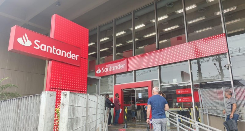 Vereador de São Vicente tenta causar aglomeração em agência do Santander