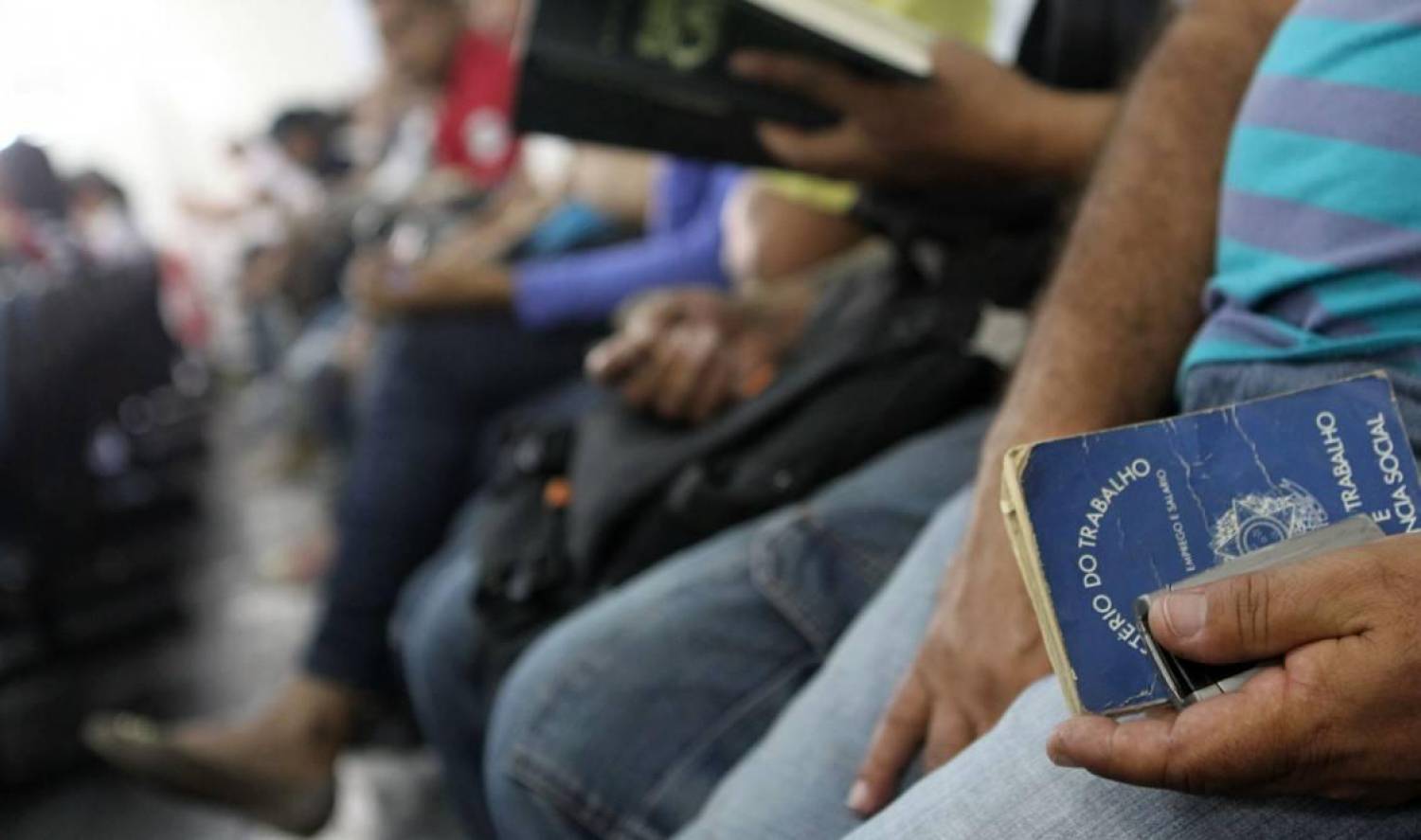 Bolsonaro reedita MP que permite redução de jornada e corte de salários Bolsonaro reedita MP que permite redução de jornada e corte de salários