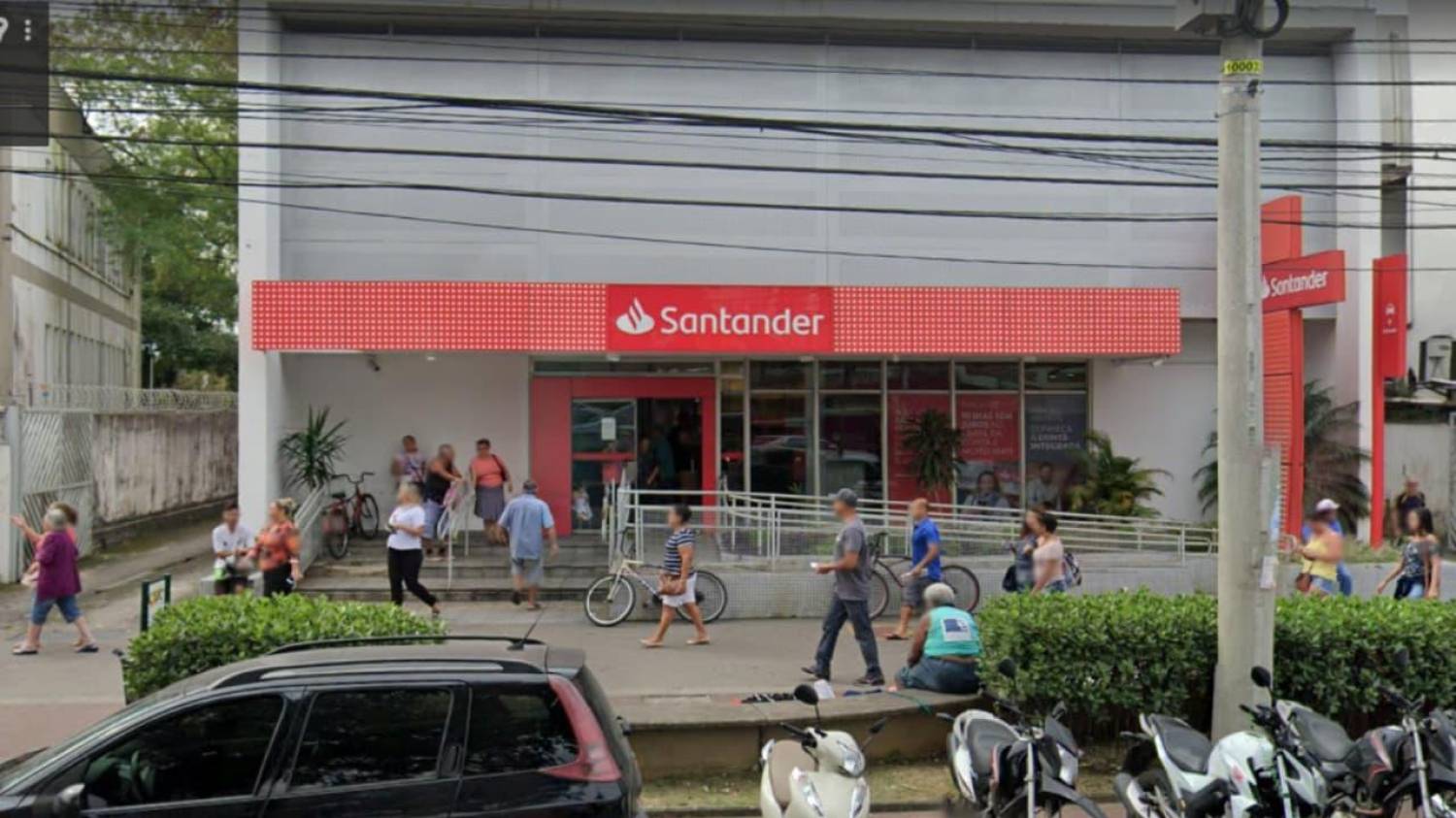 Santander faz reforma, retira porta giratória e coloca vidas em risco Santander faz reforma, retira porta giratória e coloca vidas em risco