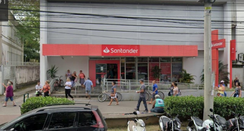 Santander faz reforma, retira porta giratória e coloca vidas em risco
