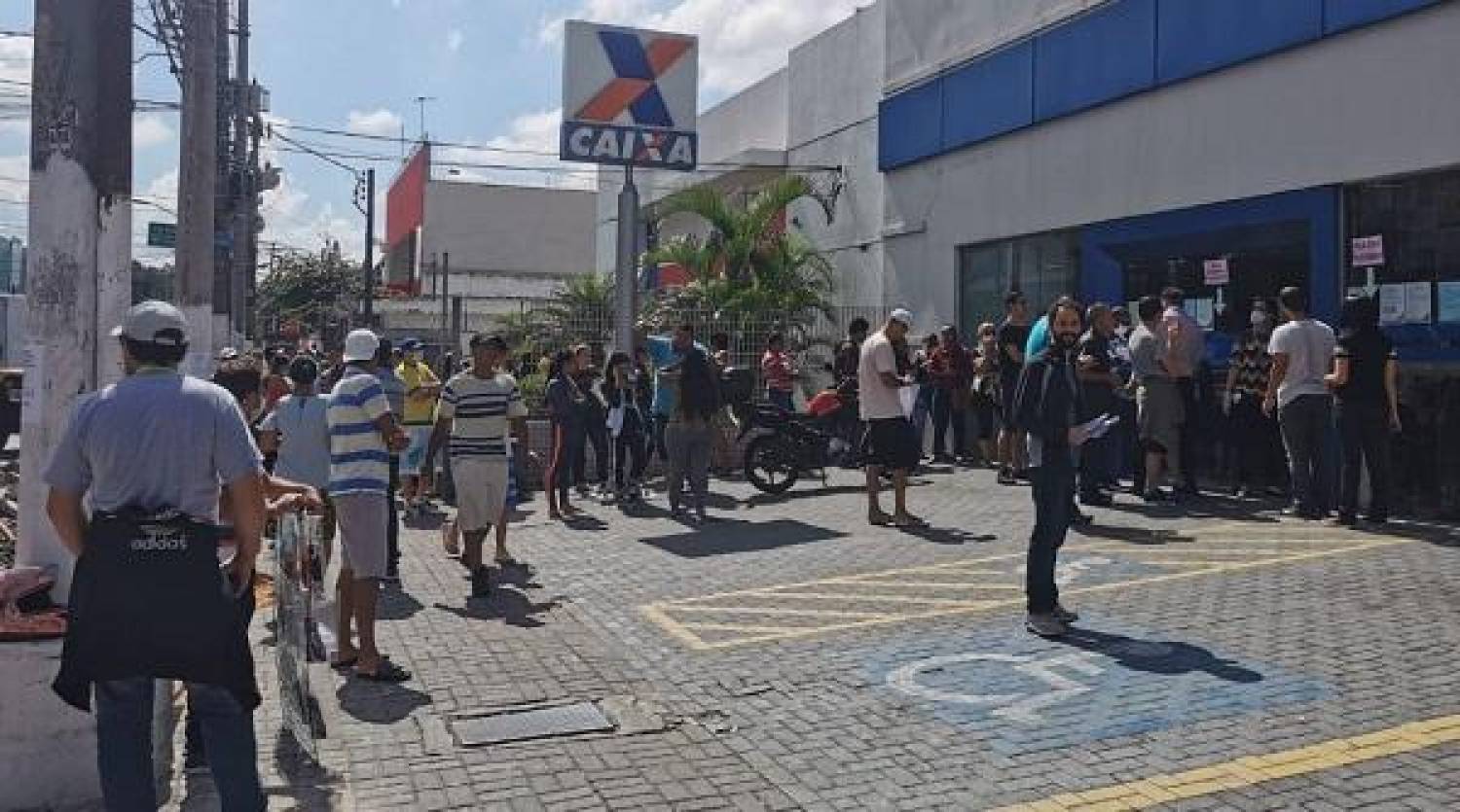 Trabalhadores da Caixa fazem tuitaço às 14h pela PLR e mais contratações! Trabalhadores da Caixa fazem tuitaço às 14h pela PLR e mais contratações!