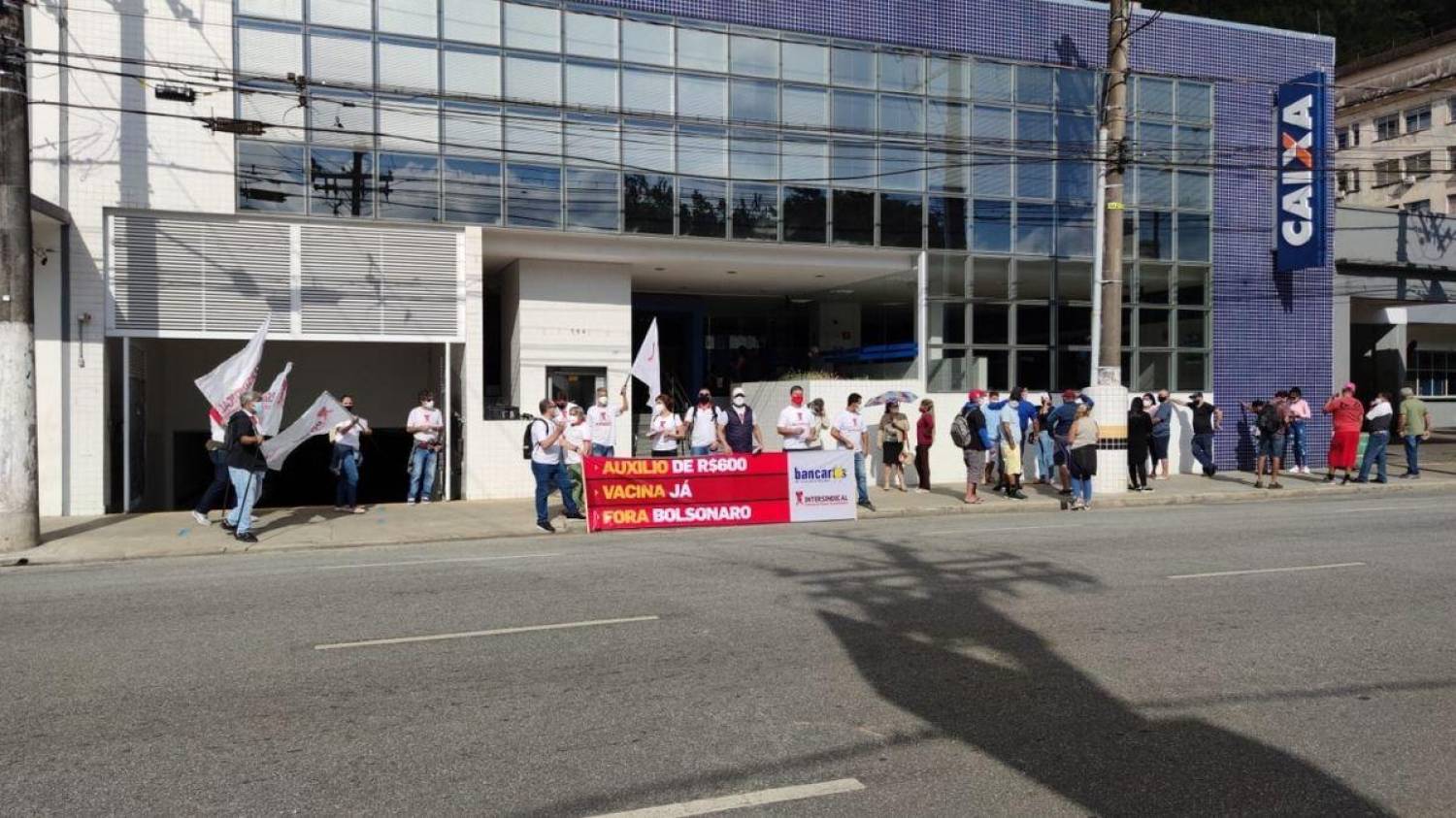 Bancários protestam na Agência Santos da Caixa nesta sexta, 18/6 Bancários protestam na Agência Santos da Caixa nesta sexta, 18/6