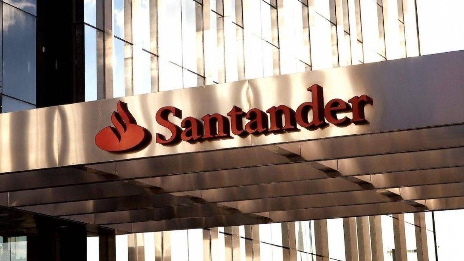 Santander suspende ampliação de horário de atendimento nas agências
