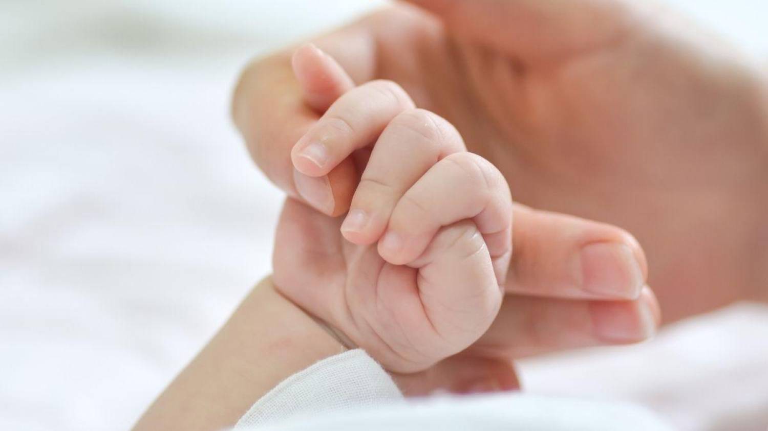 Saúde Caixa deve custear tratamento de filha de bancário com AME tipo II Saúde Caixa deve custear tratamento de filha de bancário com AME tipo II