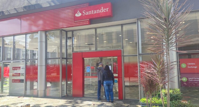 Santander ignora pandemia e volta ao horário normal a partir de segunda