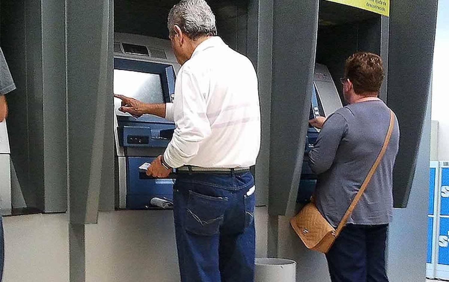 Bancos demitem milhares na pandemia e são alvos de ações na Justiça Bancos demitem milhares na pandemia e são alvos de ações na Justiça