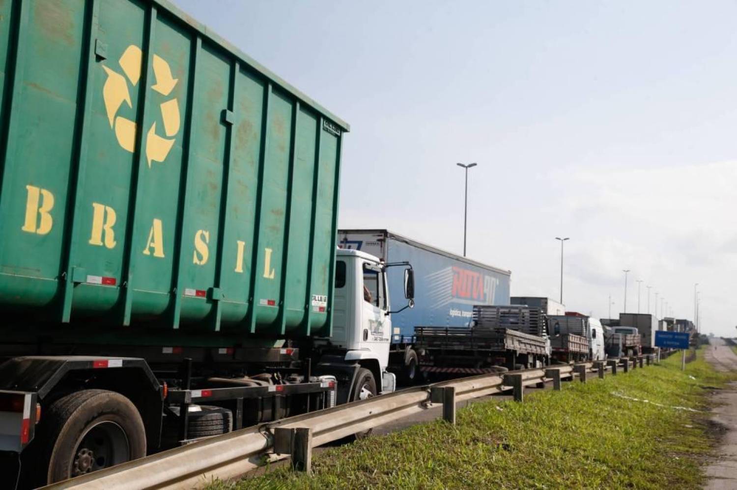 Caminhoneiros ameaçam greve nacional a partir de 1º de novembro Caminhoneiros ameaçam greve nacional a partir de 1º de novembro